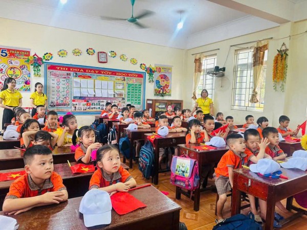 Bé 5 tuổi trường Mầm non Liên Thành tham quan trường Tiểu Học Liên Thành
